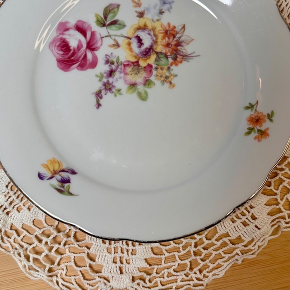 Vintage Kahla Floral Saucer Plate | GDR East Germany | Scalloped Gold Rim (Chip) - Picture 2 of 6